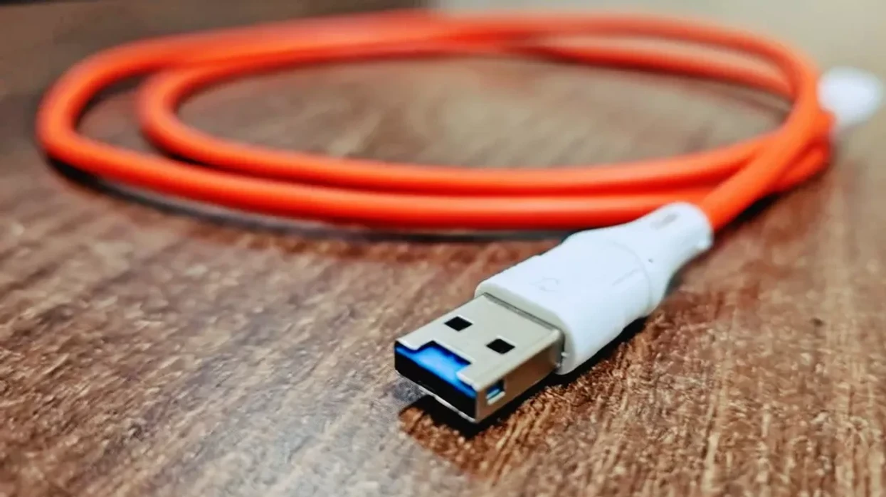 Kjo kabllo USB prej 82 dollarësh fsheh një mikrokontrollues Wi-Fi brenda konektorit të tij