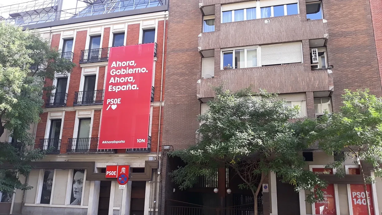 Policia spanjolle kontrollon selinë e Partisë Socialiste në pushtet në Madrid