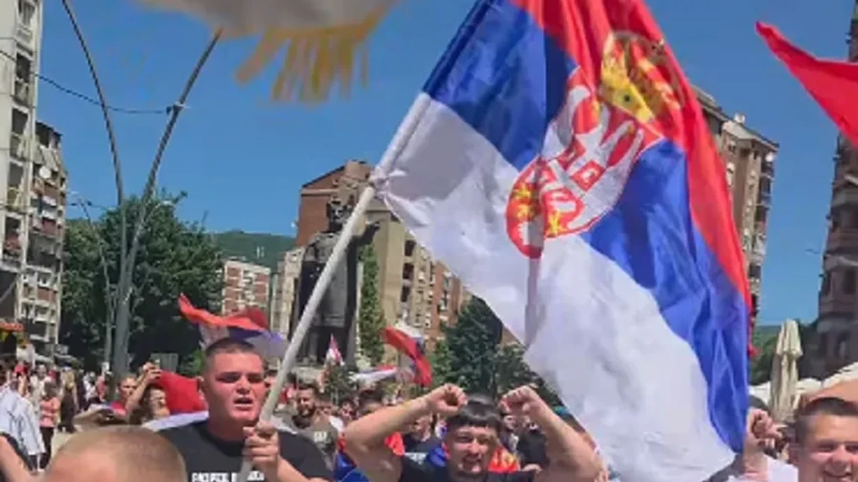 Maturantët serbë në Mitrovicë dëgjohen duke thirrur “Kosova është zemër e Serbisë”