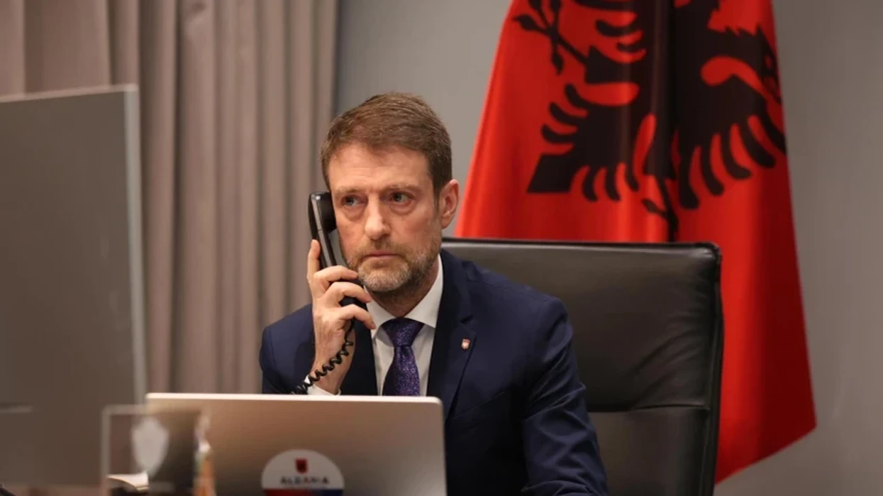 Ministri i Jashtëm i Shqipërisë viziton Kosovën, takime me krerët e shtetit