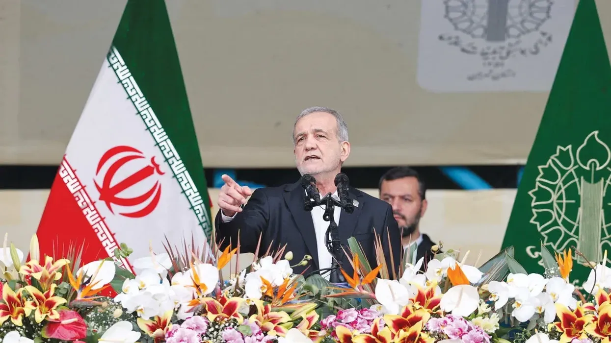 Presidenti Pezeshkian jep dorëheqjen, thotë se Garda Revolucionare kontrollon vendin Presidenti Pezeshkian jep dorëheqjen, thotë se Garda Revolucionare kontrollon vendin