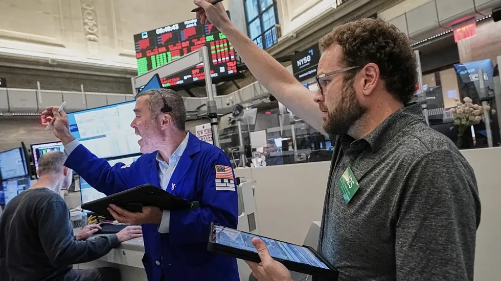 Tregjet fitojnë dhe nafta bie, ndërsa sinjalet e paqes të Trump i sigurojnë investitorët Tregjet fitojnë dhe nafta bie, ndërsa sinjalet e paqes të Trump i sigurojnë investitorët