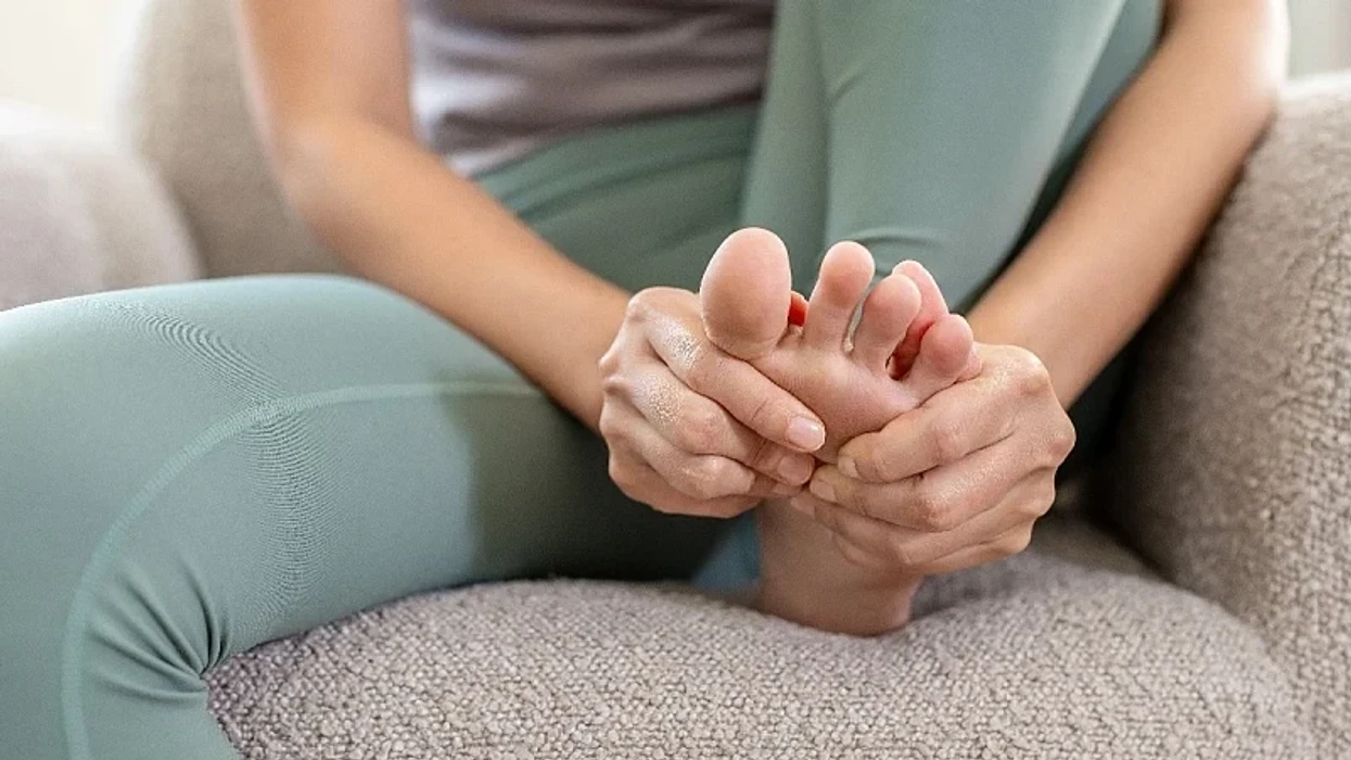A ndjeni dhimbje në këmbë pasi ngriheni? Ja çfarë e shkakton atë