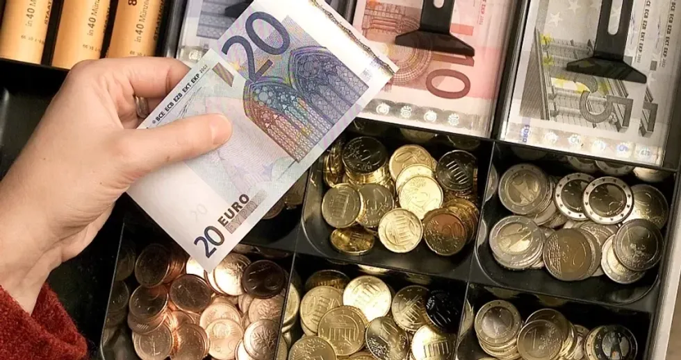 Në bankë u zbuluan 338 euro të dyshuara si të falsifikuara, policia nis hetimet