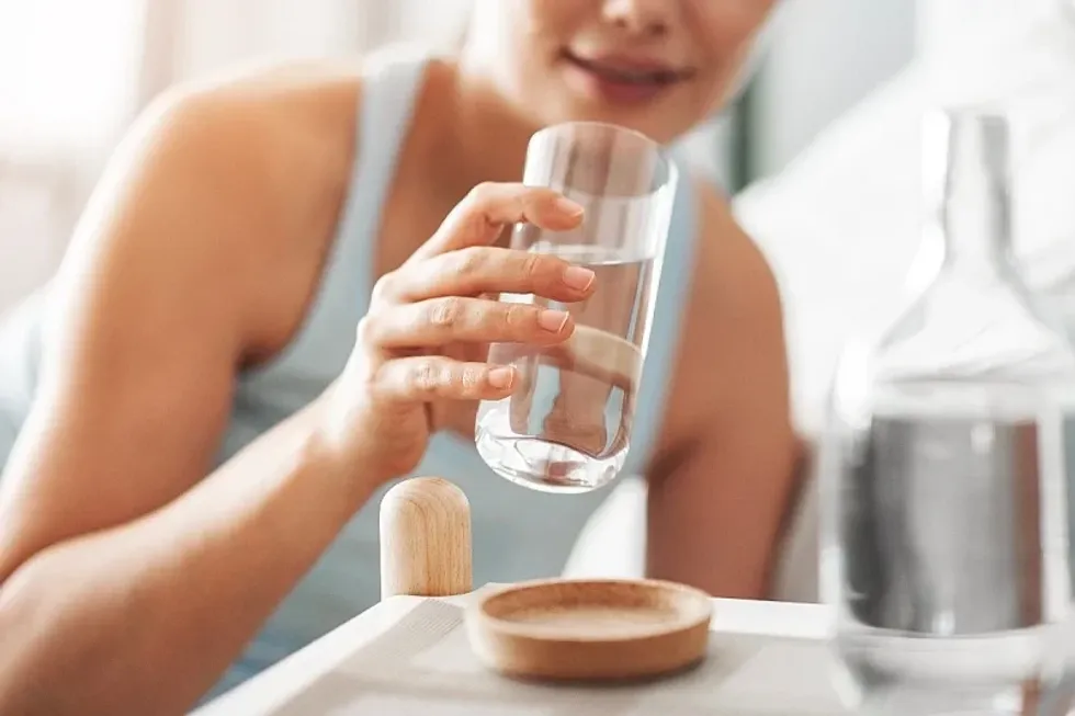 Çfarë mund të bëjë pirja e një gote uji në mëngjes për energjinë dhe tretjen tuaj