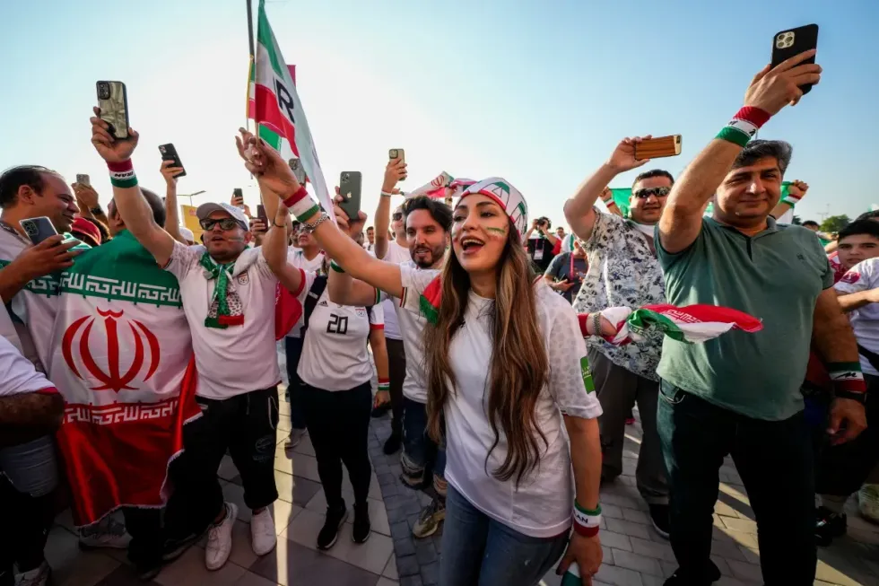 Iranianët protestojnë jashtë stadiumit të Kupës së Botës në 
