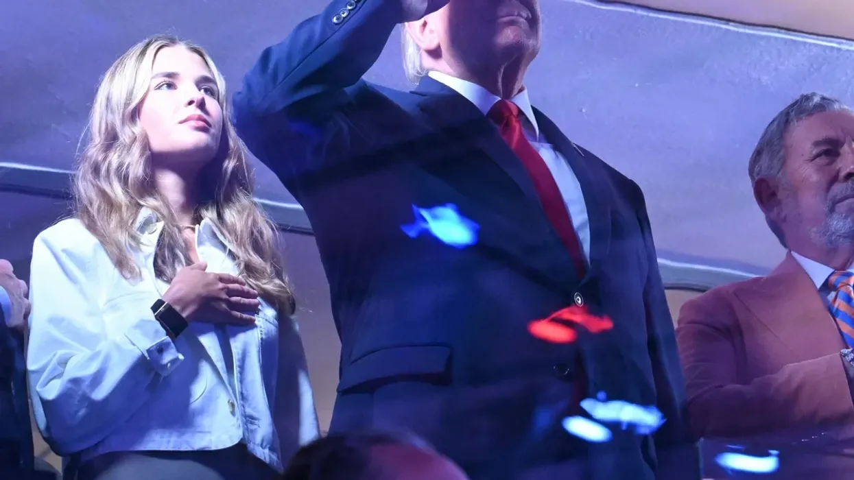 Trump buzëqeshi me ironi ndërsa tifozët e Knicks fishkëllejnë pa mëshirë presidentin gjatë himnit kombëtar në Madison Square Garden Trump buzëqeshi me ironi ndërsa tifozët e Knicks fishkëllejnë pa mëshirë presidentin gjatë himnit kombëtar në Madison Square Garden