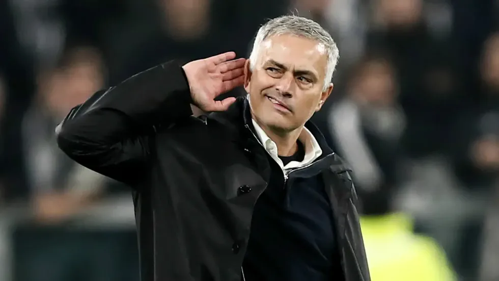 Paguhet klauzola, Benfica konfirmon largimin e Mourinhos te 