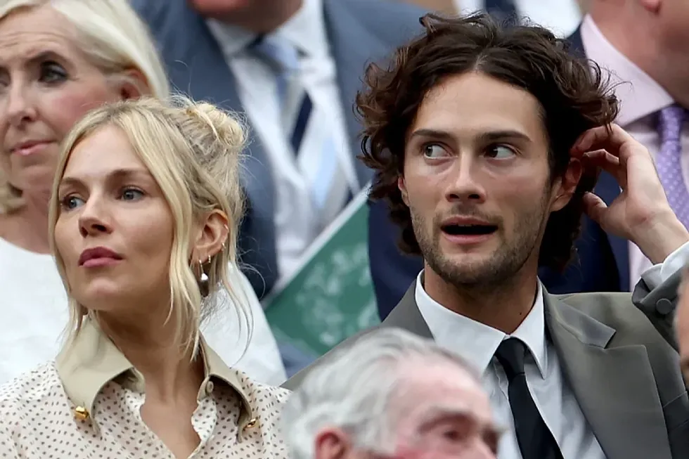 Sienna Miller fejohet me një partner 15 vjet më të ri se ajo