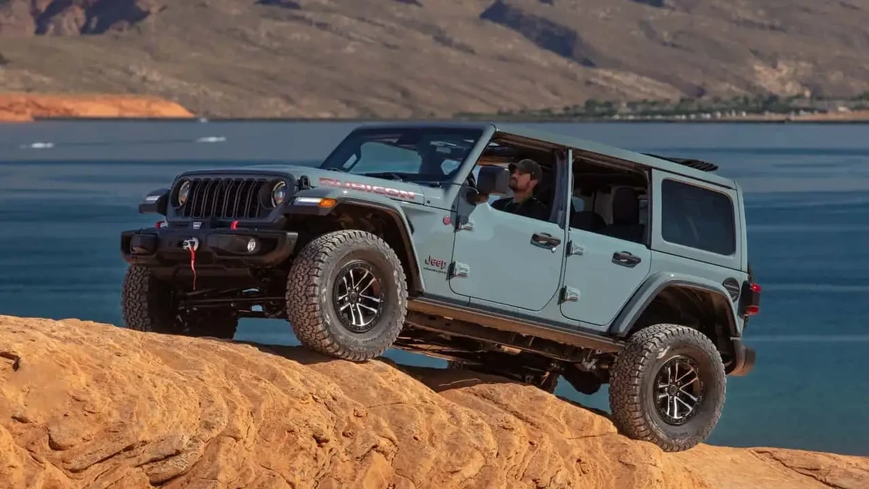 Jeep tërheq përkohësisht nga rrugët 1.1 milion automjete që mund të marrin flakë