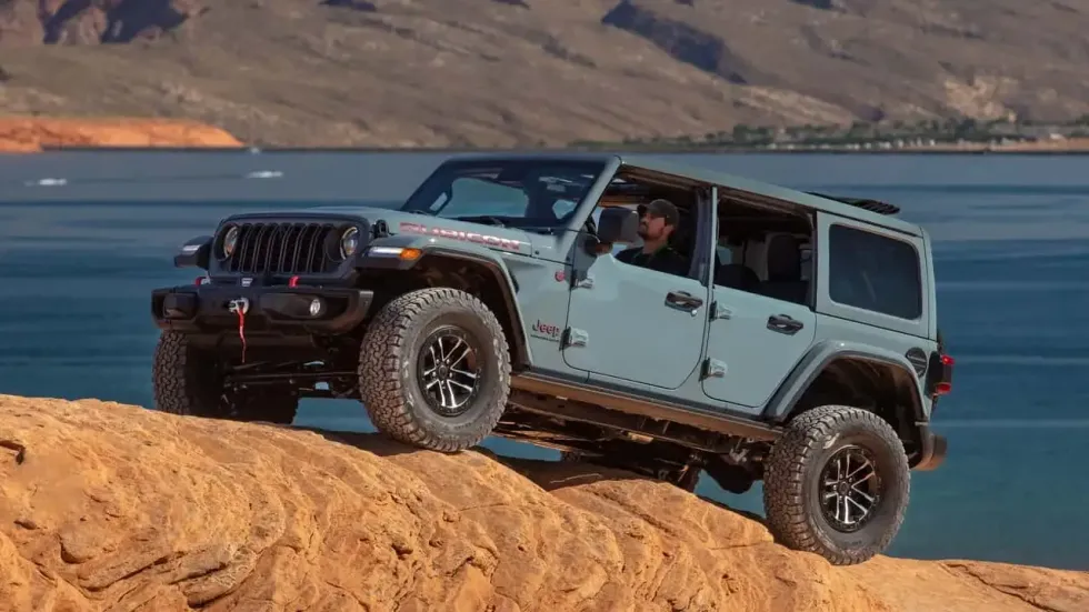 Jeep tërheq përkohësisht nga rrugët 1.1 milion automjete që 