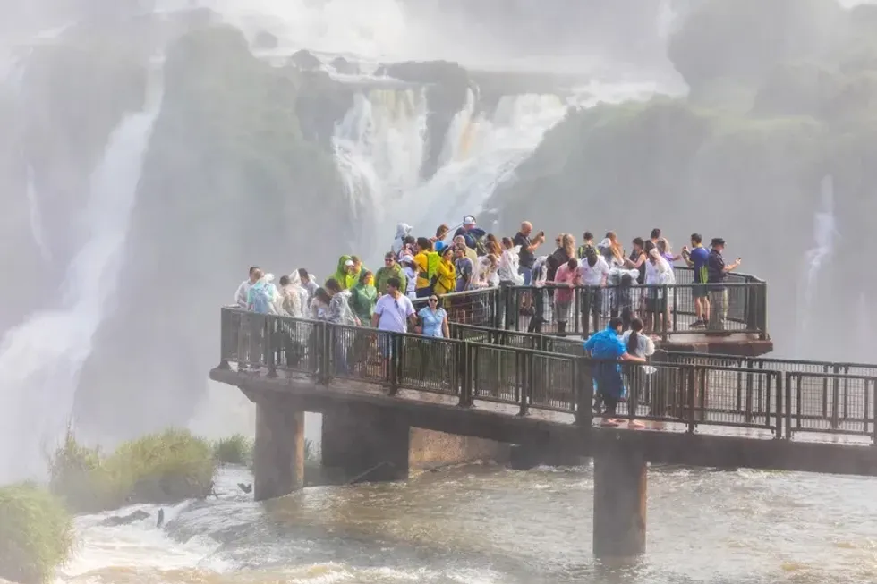 Turist rrezikon jetën për telefonin në ujëvarat e famshme - 