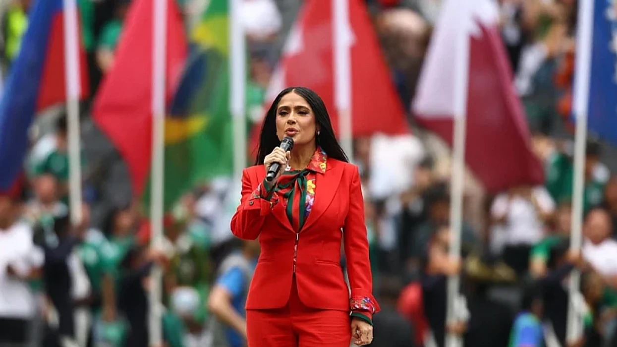 Edhe Salma Hayek është në hapjen e Kampionatit Botëror, bukuroshja meksikane iu drejtua audiencës në stadiumin Azteca