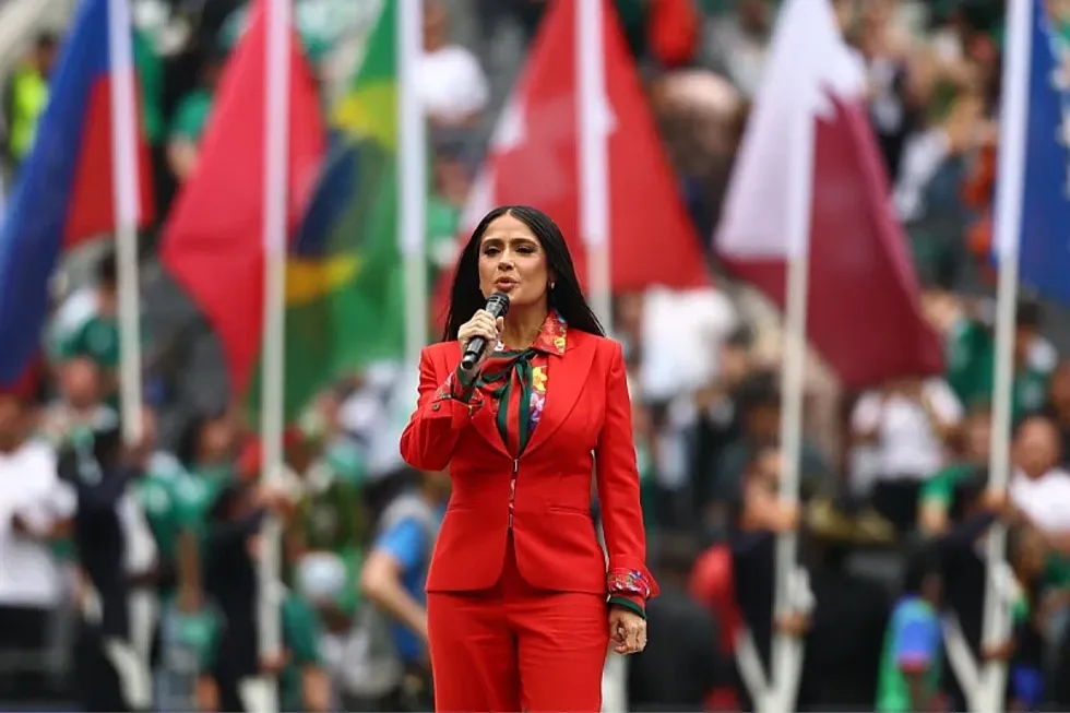 Edhe Salma Hayek është në hapjen e Kampionatit Botëror, buku