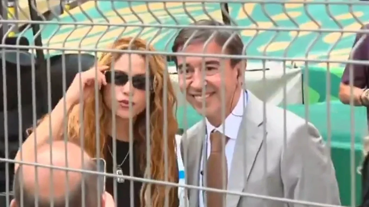 Videoja që i bëri të gjithë të qeshin: Një gazetar argjentinas ndërpreu transmetimin e tij 'live' për të bërë një foto me Shakirën