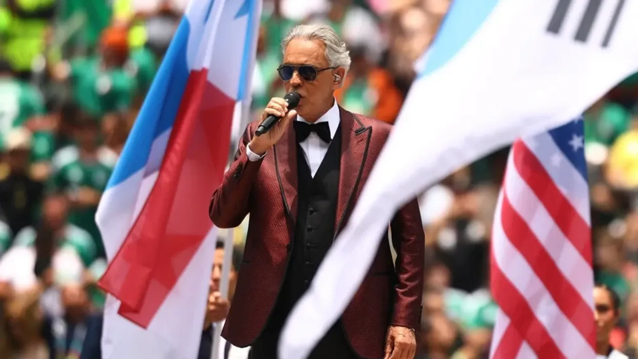 Një bashkim botësh muzikore në hapjen e Kupës së Botës, legjenda Andrea Bocelli performoi me yllin e K-Pop EJAE Një bashkim botësh muzikore në hapjen e Kupës së Botës, legjenda Andrea Bocelli performoi me yllin e K-Pop EJAE