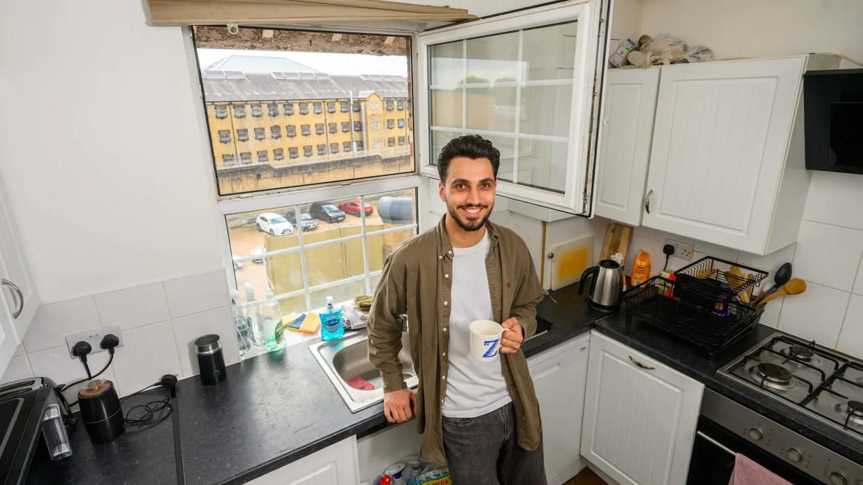 Britaniku merr me qira një apartament brenda një burgu aktiv