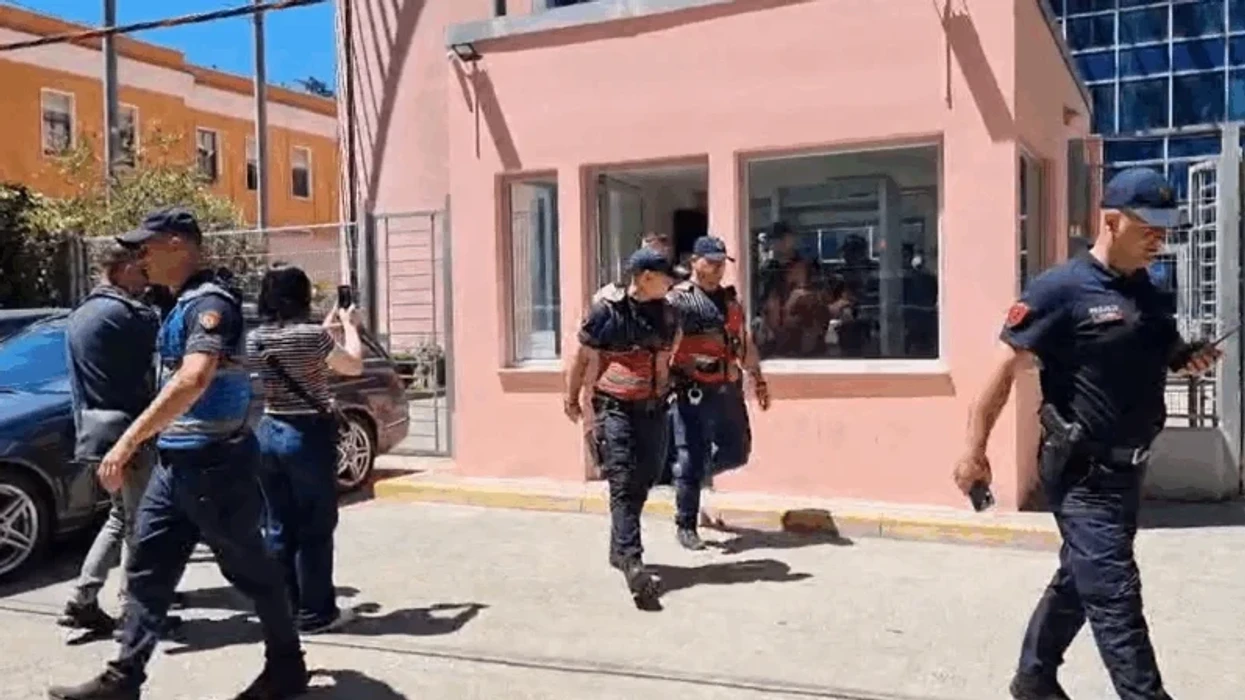 Sherr brenda kafazit të xhamitnë sallën e Gjykatës së Posaçme në Tiranë, akuzohen për vrasjen e një personi