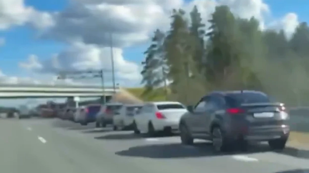 Kjo është radha për karburant në autostradën Moskë-Shën Petersburg, njerëzit presin me orë të tëra