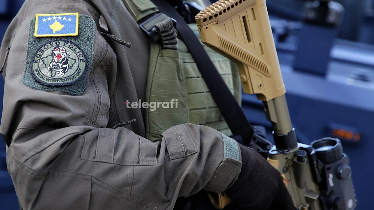 Tre të arrestuar për falsifikim dokumentesh, Policia sekuestron 50 mijë euro, armë dhe pajisje elektronike