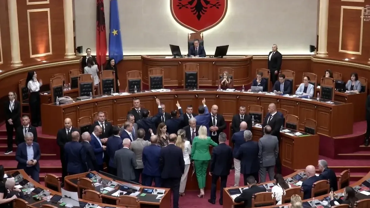 Ndërpritet për herë të dytë seanca pas tensioneve në Kuvend, deputetët e PD nuk lëshojnë foltoren Ndërpritet për herë të dytë seanca pas tensioneve në Kuvend, deputetët e PD nuk lëshojnë foltoren