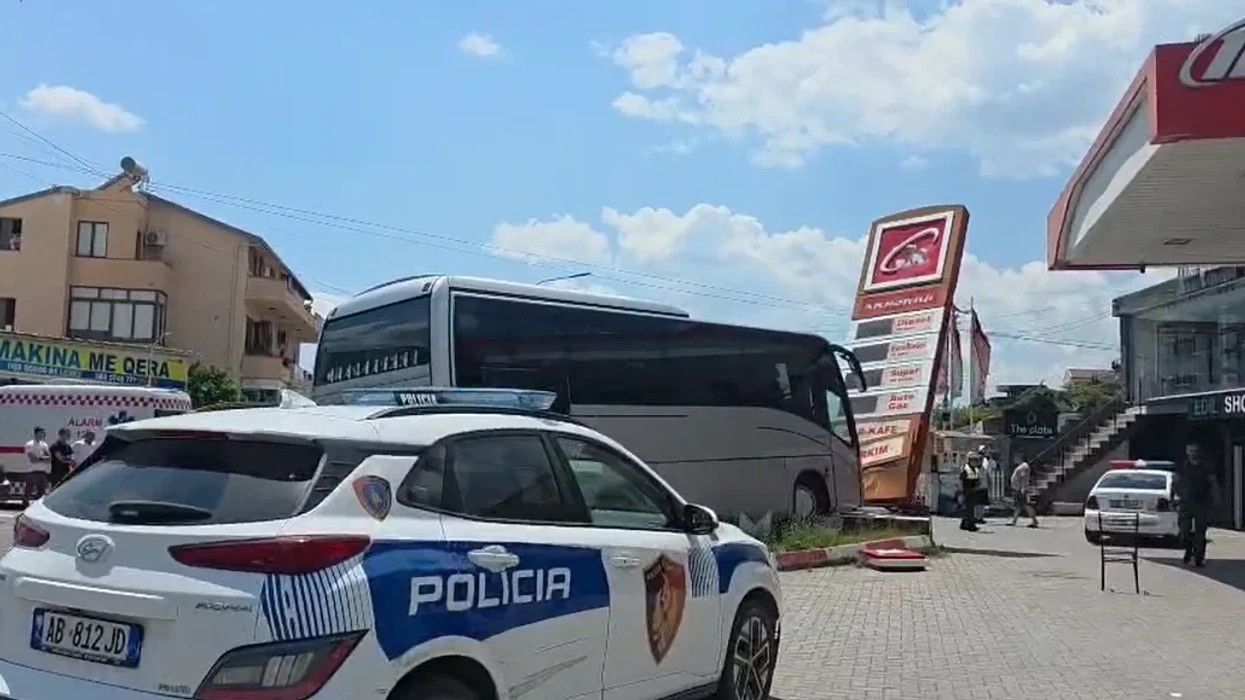 Aksidentohet në Elbasan autobusi me nxënës