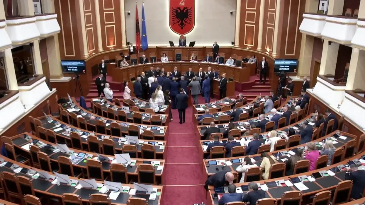 Një orë pushim nuk zbuti tensionet, deputetët e PD-së sërish ‘gardh’ te foltorja në Kuvend Një orë pushim nuk zbuti tensionet, deputetët e PD-së sërish ‘gardh’ te foltorja në Kuvend