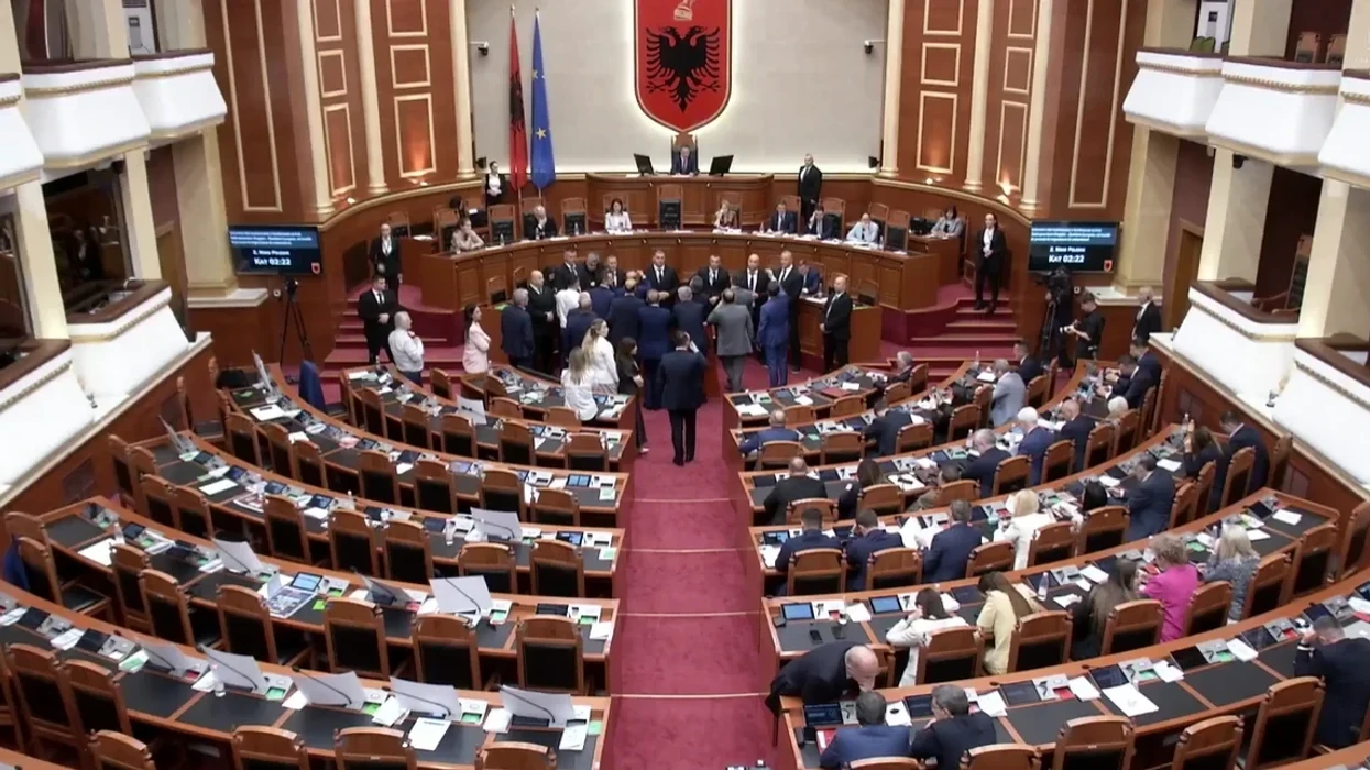 Një orë pushim nuk zbuti tensionet, deputetët e PD-së sërish ‘gardh’ te foltorja në Kuvend
