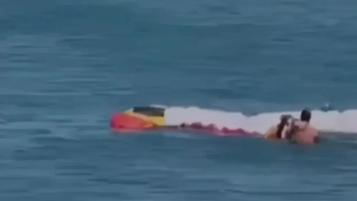 Momente paniku në Vlorë - parashutisti bie në det, shpëtohet nga dy pushues Momente paniku në Vlorë - parashutisti bie në det, shpëtohet nga dy pushues