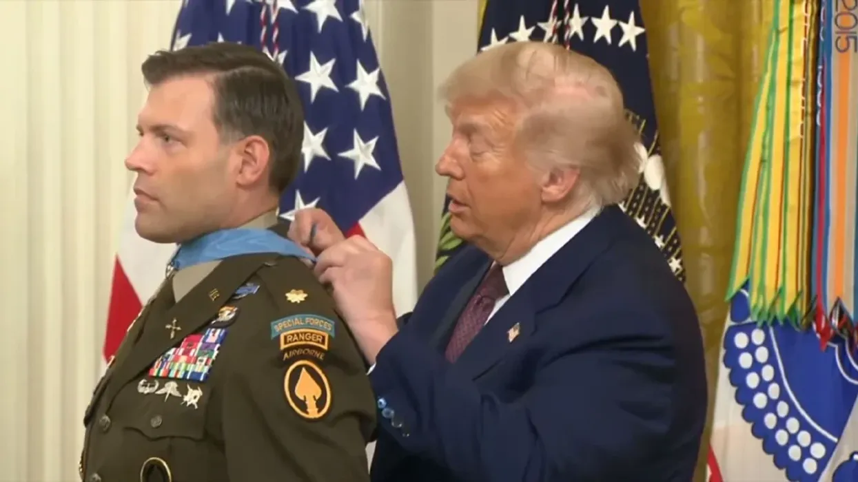 Moment i sikletshëm për Trumpin, nuk arrin t'i vendos medaljen veteranit - e lidh nyje Moment i sikletshëm për Trumpin, nuk arrin t'i vendos medaljen veteranit - e lidh nyje
