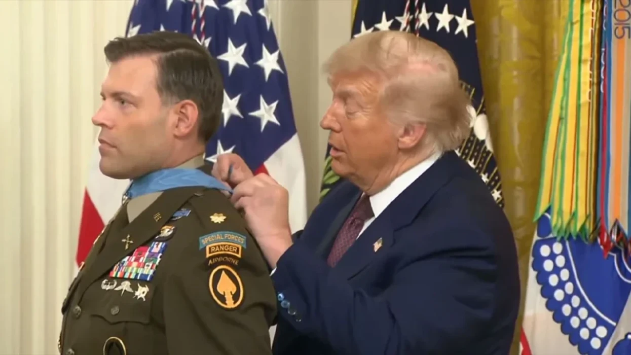 Moment i sikletshëm për Trumpin, nuk arrin t'i vendos medaljen veteranit - e lidh nyje