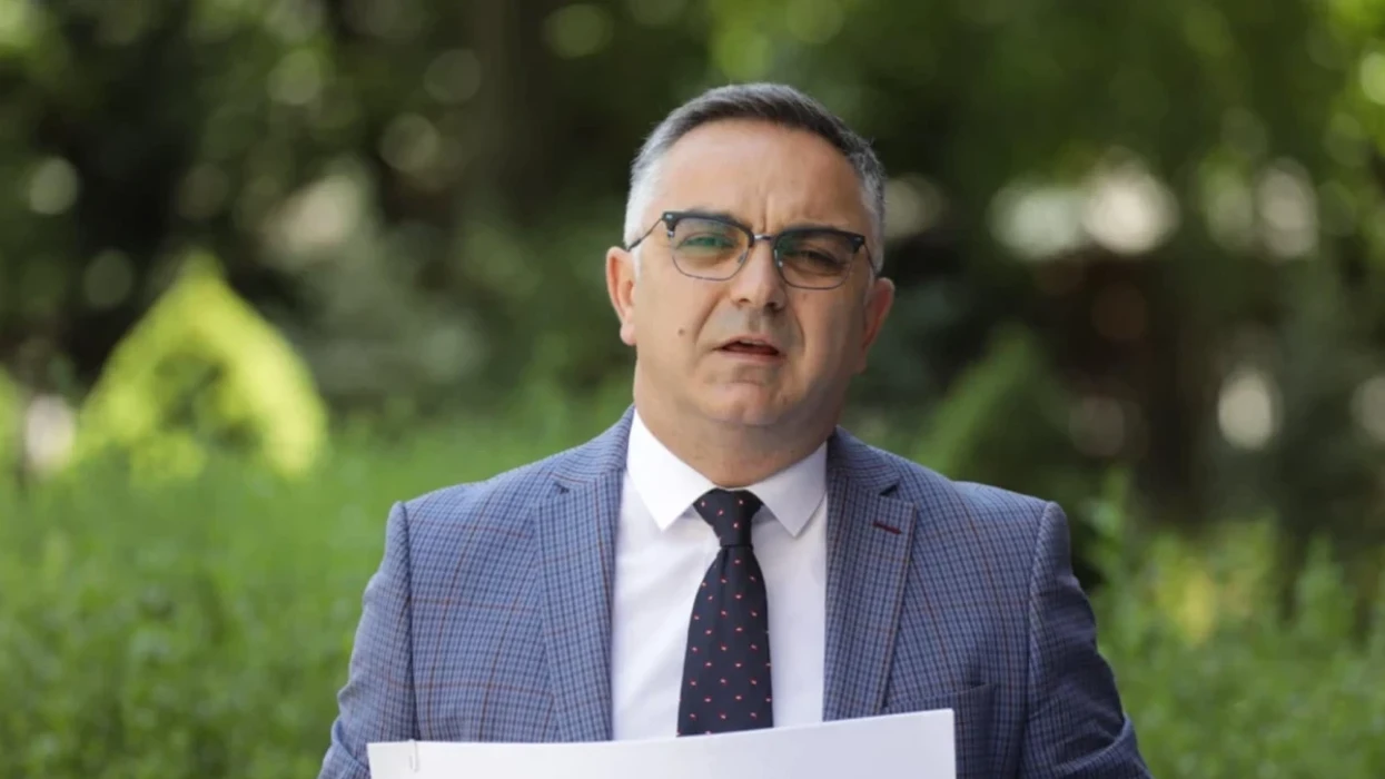 Tahiri: Qeveria në detyrë po rrezikon administratën publike me konkurse të diskutueshme dhe dobësim të shërbimit civil