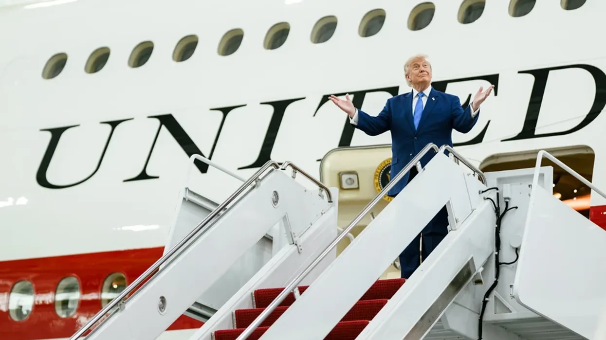 Trump unveils 0 million luxury jet donated by Qatar Trump unveils 0 million luxury jet donated by Qatar