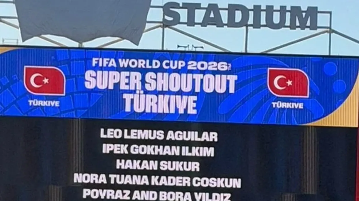 Turqia u eliminua nga Kupa e Botës, por autoritetet turke u impresionuan më shumë nga përshëndetja në semafor për "terroristin" Hakan Sukur Turqia u eliminua nga Kupa e Botës, por autoritetet turke u impresionuan më shumë nga përshëndetja në semafor për