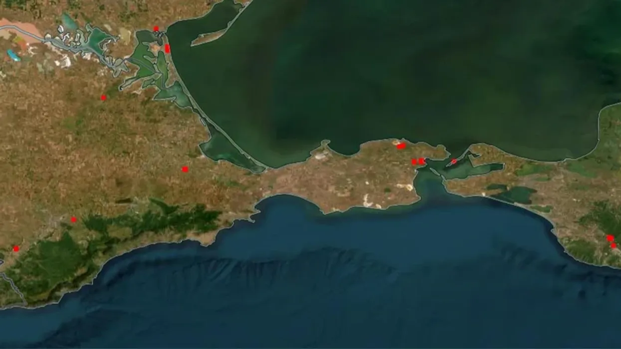 Ura e Kerçit e mbyllur për trafik gjatë natës, dëgjohen shpërthime në të gjithë Krimenë e pushtuar dhe shpërthejnë zjarre Ura e Kerçit e mbyllur për trafik gjatë natës, dëgjohen shpërthime në të gjithë Krimenë e pushtuar dhe shpërthejnë zjarre