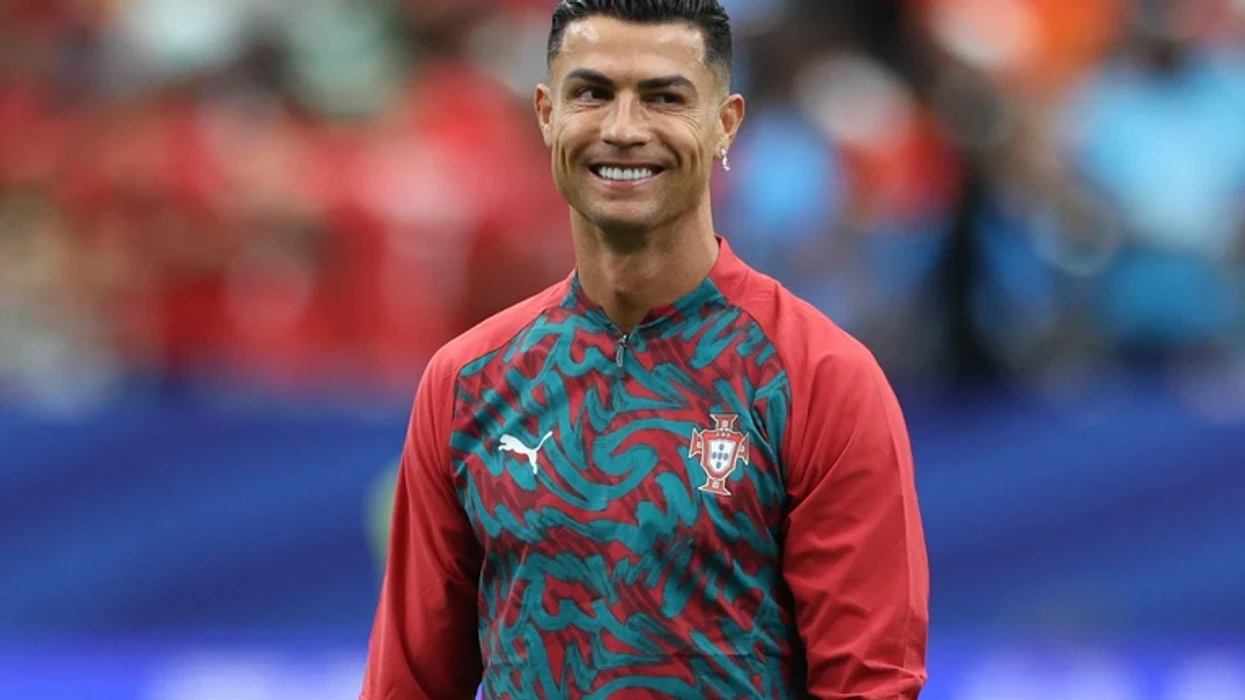 Pas rekordit historik, vëmendje merr mesazhi emocional në këpucët e Ronaldos