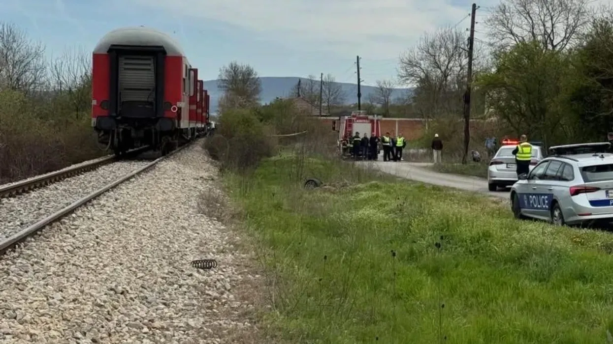 Aksident mes trenit dhe një veture në Drenas, lëndohen dy persona Aksident mes trenit dhe një veture në Drenas, lëndohen dy persona