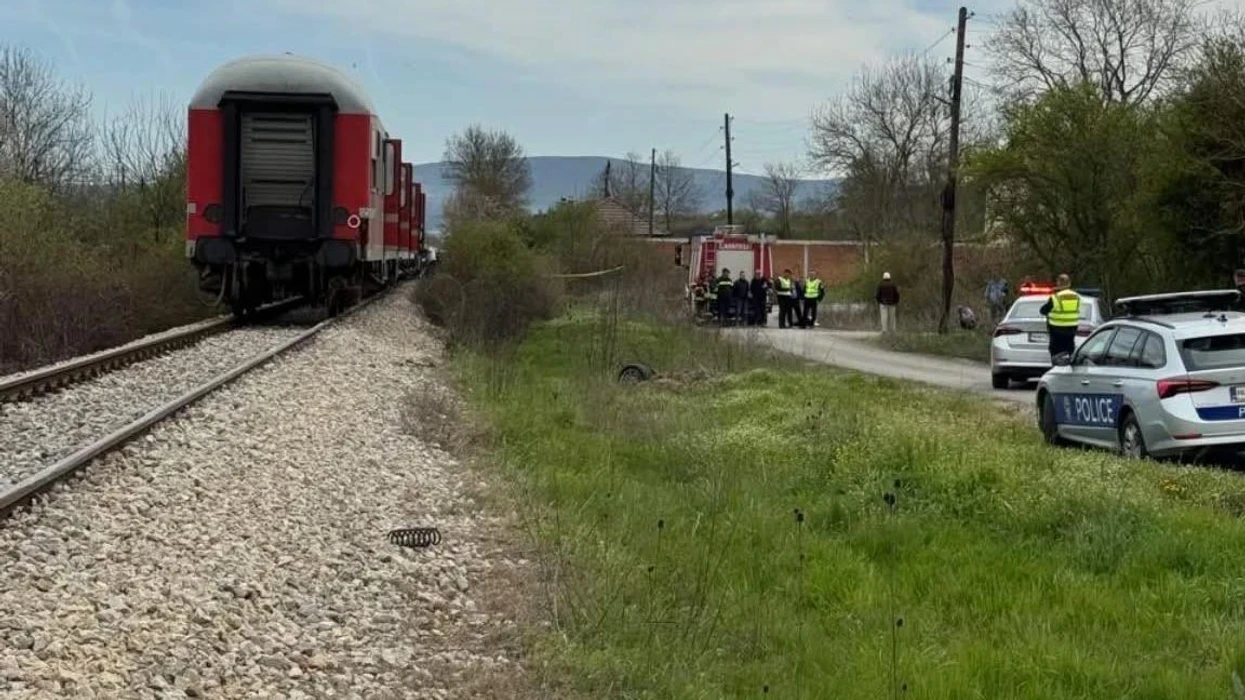 Aksident mes trenit dhe një veture në Drenas, lëndohen dy persona