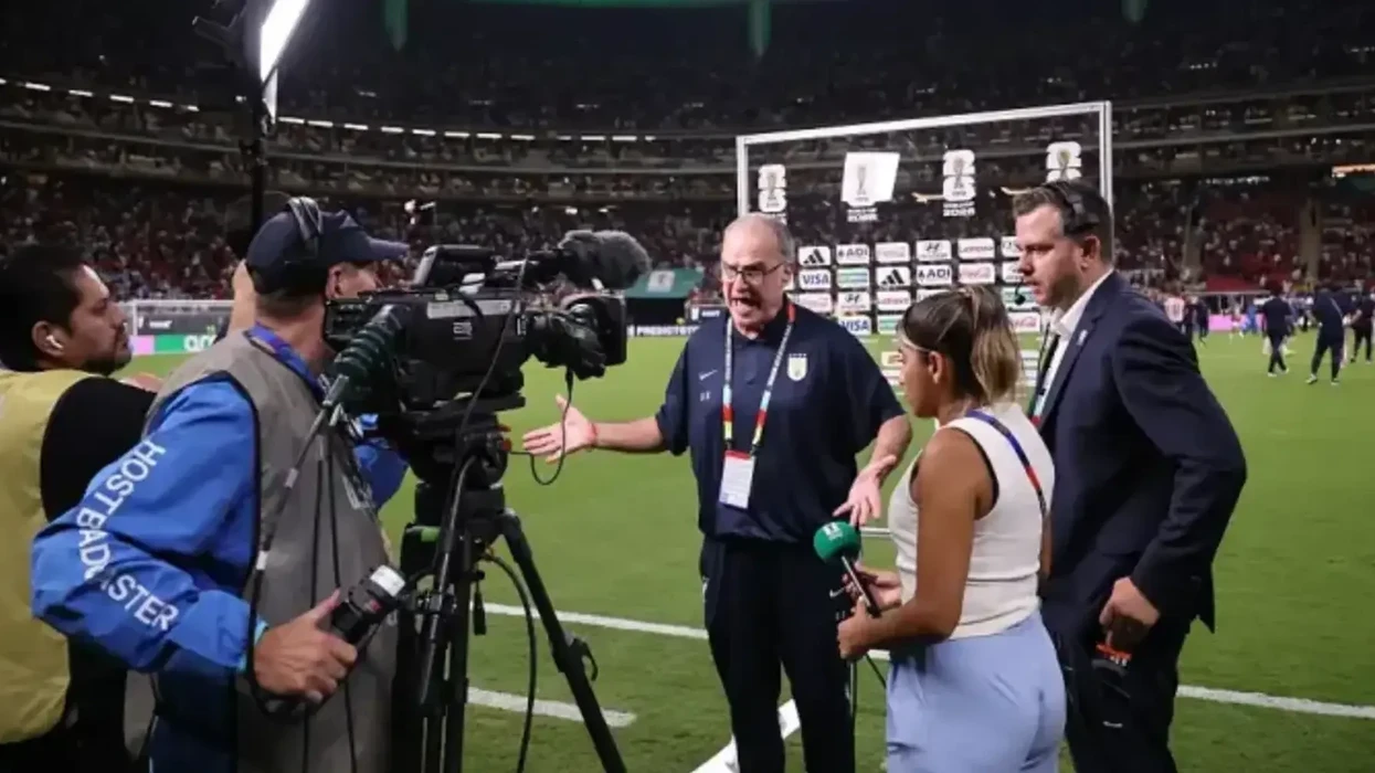 Marcelo Bielsa i tërbuar sulmon gazetarin pas eliminimit të Uruguait nga Kupa e Botës