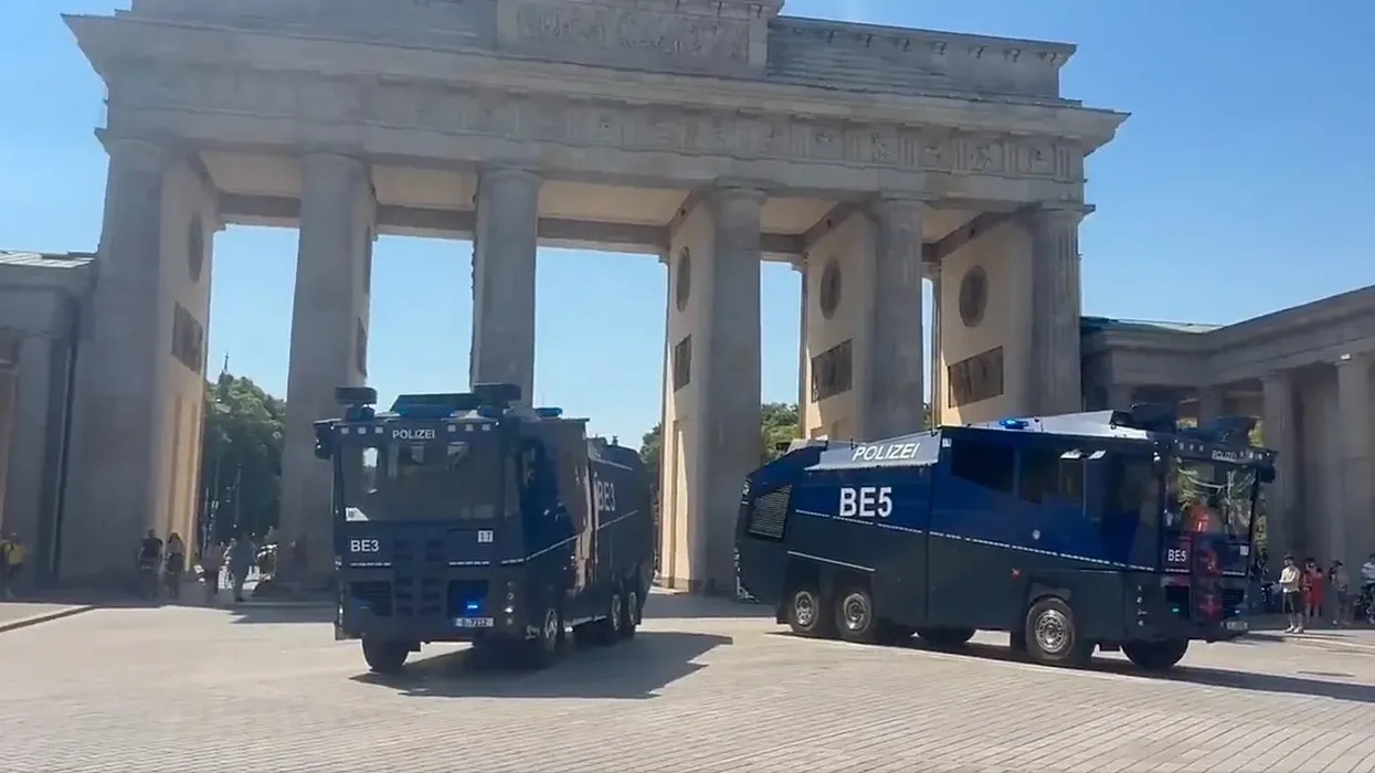 Dita më e nxehtë, policia e Berlinit përdor topa uji në vapë ekstreme Dita më e nxehtë, policia e Berlinit përdor topa uji në vapë ekstreme