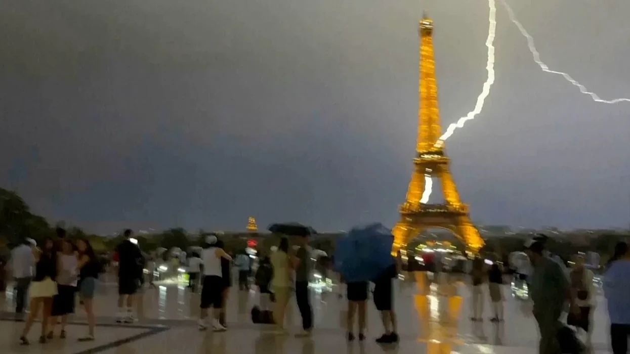 Nga nxehtësia ekstreme në stuhi, rrufeja godet Kullën Eiffel