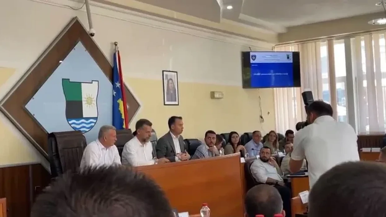 Përplasje në Kuvendin e Mitrovicës, Begu i drejtohet Brahimit me fjalën “injorant”
