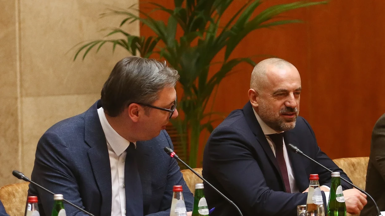 Vuçiq i del në mbrojtje Radoiçiqit dhe Veselinoviqit pasi u panë në Beograd