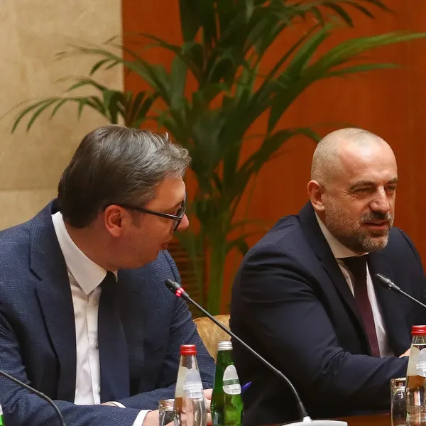 Vuçiq i del në mbrojtje Radoiçiqit dhe Veselinoviqit pasi u panë në Beograd Vuçiq i del në mbrojtje Radoiçiqit dhe Veselinoviqit pasi u panë në Beograd