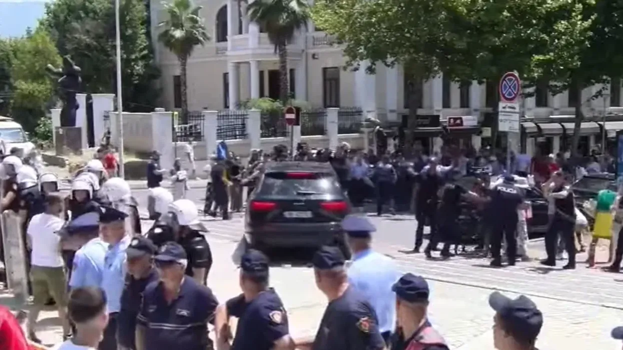 Përplasje para Parlamentit, protestuesit qëllojnë me vezë makinat e deputetëve - arrestohet Dritan Goxhaj Përplasje para Parlamentit, protestuesit qëllojnë me vezë makinat e deputetëve - arrestohet Dritan Goxhaj
