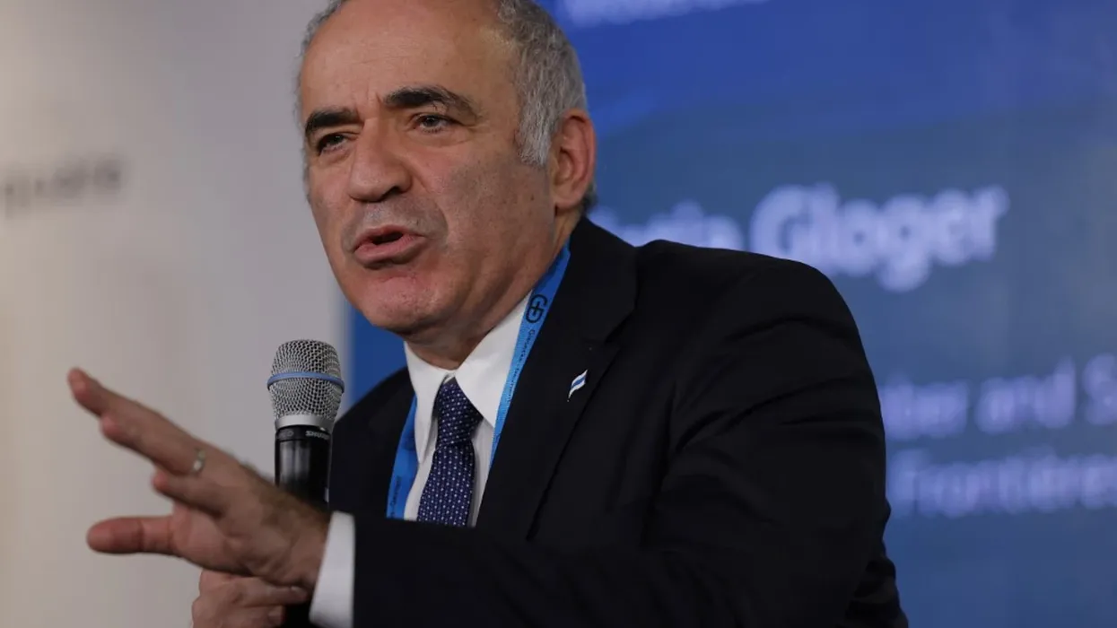 Kasparov: Flamuri ukrainas në Sevastopol është shoku që Rusia duhet të pranojë se perandoria ka vdekur Kasparov: Flamuri ukrainas në Sevastopol është shoku që Rusia duhet të pranojë se perandoria ka vdekur