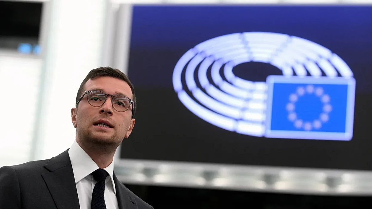 Prokurorët kryejnë bastisje në të gjithë Evropën mbi dyshimet për keqpërdorim të fondeve nga një grup i shuar i ekstremit të djathtë në BE