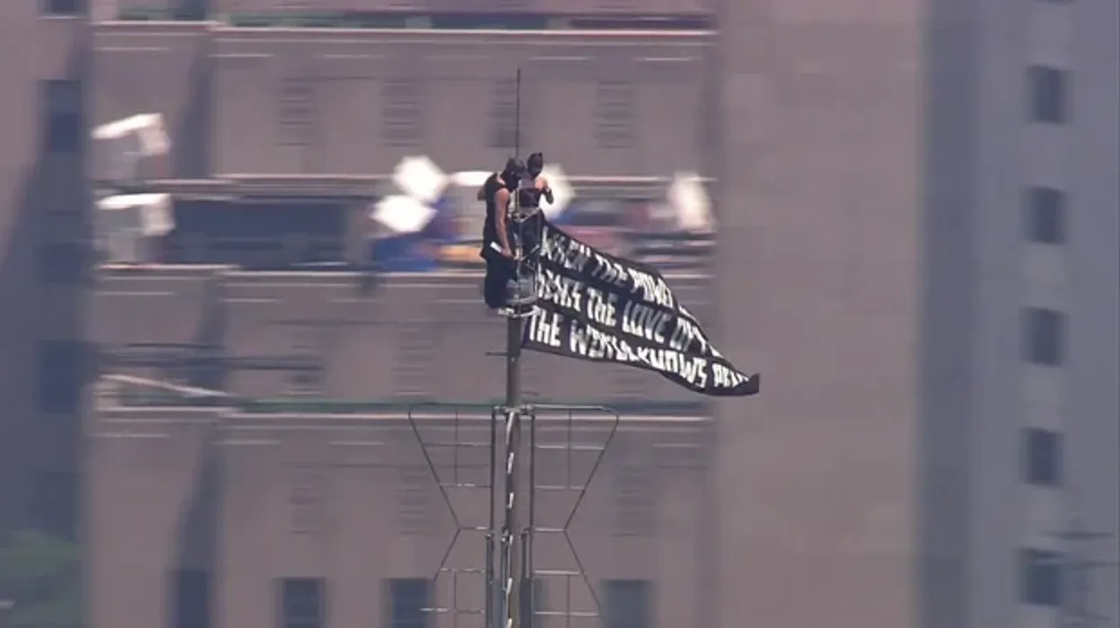 Çmenduria nuk njeh kufij - propozim martese në majën e "Empire State Building" në New York Çmenduria nuk njeh kufij - propozim martese në majën e