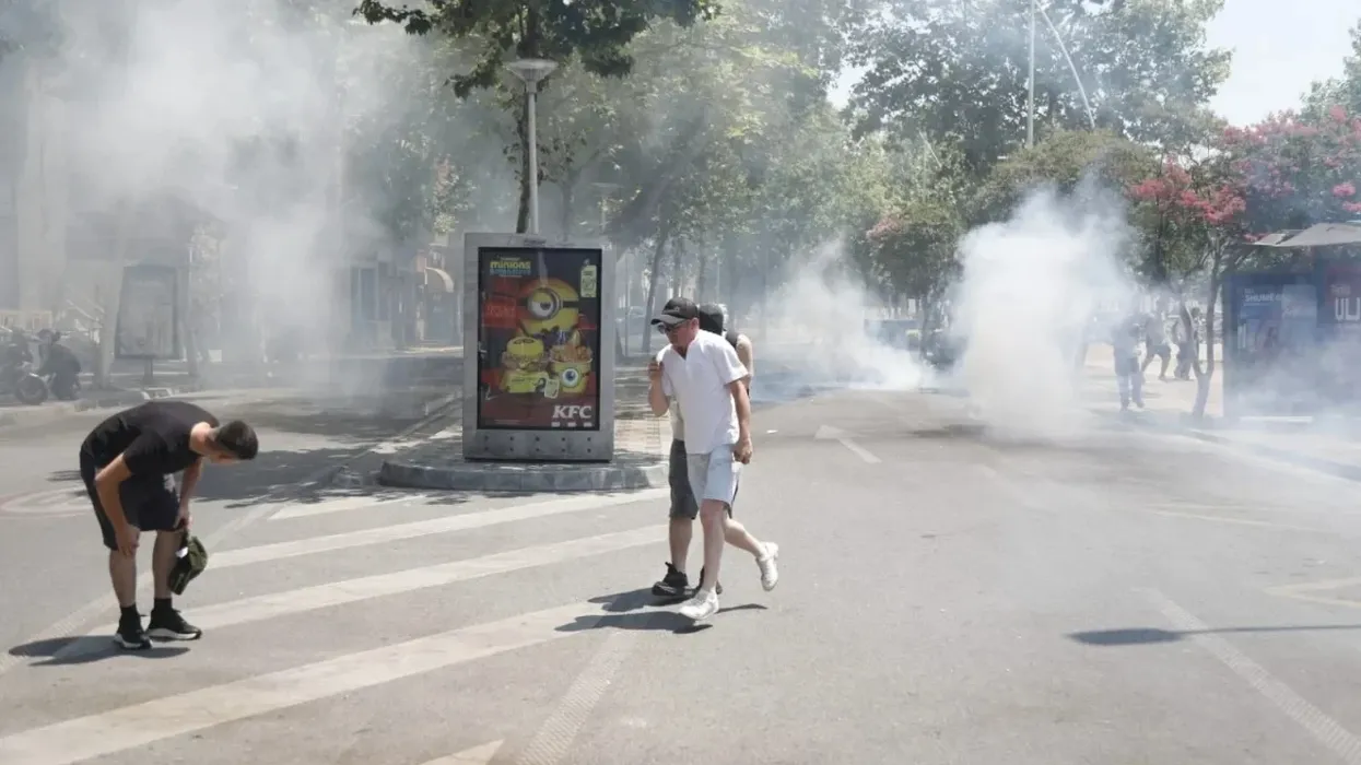 Protestuesit në Tiranë dyshohet se goditën me sende të forta policët dhe sulmuan deputetët, arrestohen 19 persona Protestuesit në Tiranë dyshohet se goditën me sende të forta policët dhe sulmuan deputetët, arrestohen 19 persona