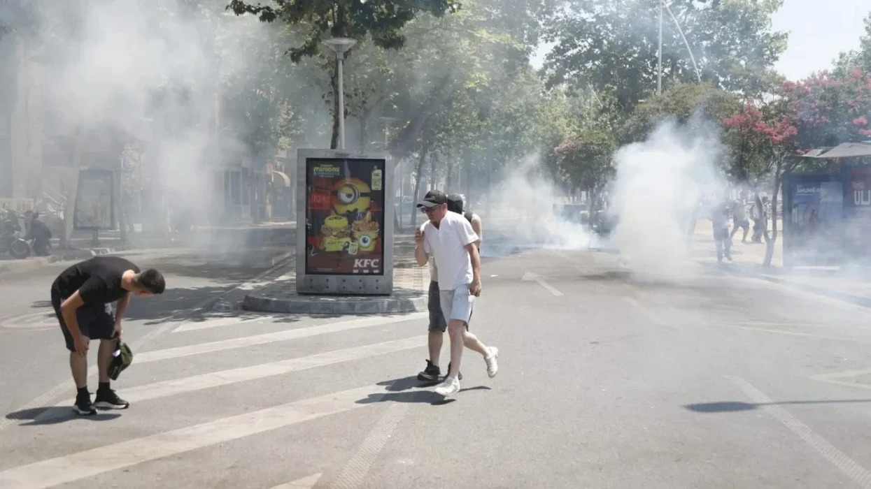 Protestuesit në Tiranë dyshohet se goditën me sende të forta policët dhe sulmuan deputetët, arrestohen 19 persona